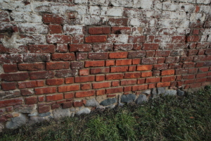 Niszczejąca substancja muru